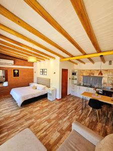 1 dormitorio grande con 1 cama y cocina en Los Molles Suites -Solo 2 Pax- en Mina Clavero
