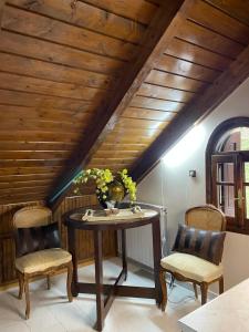 uma sala de jantar com uma mesa e duas cadeiras em Porfyra Luxury Guesthouse em Kalavrita