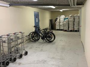 2 biciclette sono parcheggiate in una stanza con pallet di Appartement à Saint Lary Soulan, 4-5 pers, à 150m des télécabines et du village avec piscine a Saint-Lary-Soulan