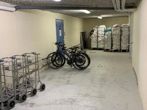 two bikes are parked in a room with pallets at Appartement à Saint Lary Soulan, 4-5 pers, à 150m des télécabines et du village in Saint-Lary-Soulan
