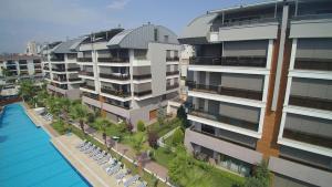 an aerial view of a large building with a swimming pool at Lüks Rezidansta Modern Daire in Antalya