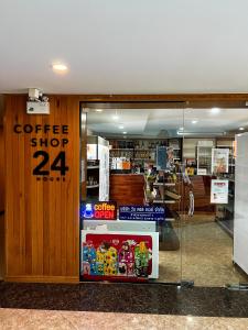 una caffetteria con un cartello sulla porta di Cozy apartment near the sea in Mai Khao a Ban Bo Sai Klang
