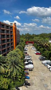 una fila di auto parcheggiate in un parcheggio di Cozy apartment near the sea in Mai Khao a Ban Bo Sai Klang