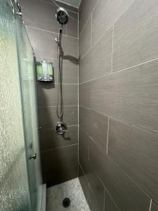 baño con ducha y puerta de cristal en Upscale Super LUX Private 2br Near NYC en New Rochelle