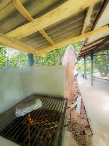 parrilla al aire libre con techo de madera y parrilla en Thotupola Villa - Mirissa, en Mirissa