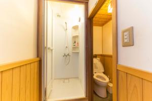 łazienka z prysznicem i toaletą w obiekcie Nagomi-Ryokan Yuu w mieście Kioto +37 zdjęć