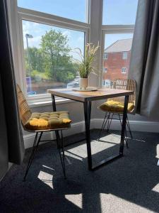 En sittgrupp på Serviced Apartment- 1 Bed-Next To Train Station