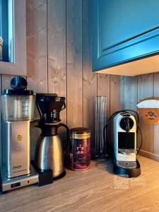 encimera de cocina con cafetera y tostadora en New cabin near X Country ski trails at Blefjell with Jacuzzi, en Flesberg