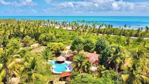 Una vista aérea de un resort con piscina y el océano. en Eco Pousada Paraíso dos Coqueirais, en Japaratinga
