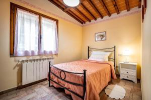 1 dormitorio con cama y ventana en Agriturismo Cesani, en San Gimignano