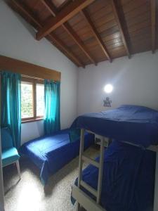 1 Schlafzimmer mit 2 Etagenbetten und einem Fenster in der Unterkunft Casasodali in Villa Gesell