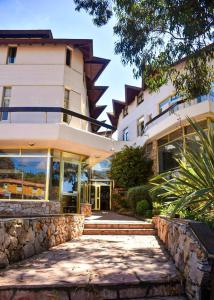una vista exterior de un edificio con una pared de piedra en Piedras Doradas Hotel y Spa en Valeria del Mar
