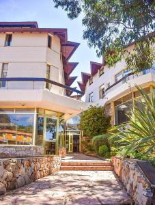 een uitzicht op een gebouw bij Piedras Doradas Hotel y Spa in Valeria del Mar