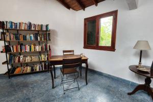 a room with a table and a book shelf with books at Charming Loft in San Isidro