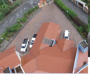 uma vista superior de um telhado com carros estacionados num parque de estacionamento em Casa vacacional em Loja