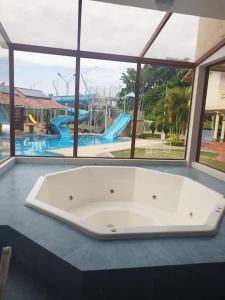 bañera grande en una habitación con parque acuático en Casa vacacional, en Loja