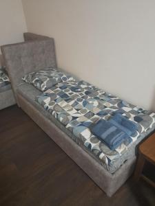 uma cama com uma colcha num quarto em Lux na Osipenko em Uzhhorod