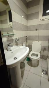 un baño con lavabo e inodoro en Razana Al-Hafaer, en La Meca
