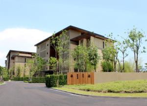 a house on the side of a road at atta Lakeside Resort Suite - SHA Plus Certified in Mu Si