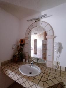 ein Bad mit einem Waschbecken und einem Spiegel in der Unterkunft Saumerhof in Schladming
