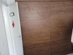 Habitación con armario y puerta de madera. en Apto 2px.unesc, en Criciúma