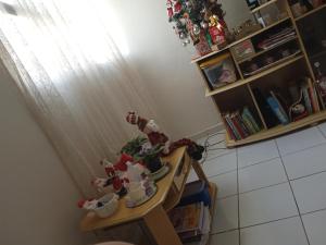 een kamer met een tafel met speelgoed erop bij Apto 2px.unesc in Criciúma