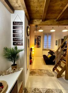 - un salon avec un escalier et un canapé dans l'établissement Loft La Lanterna, à Gênes