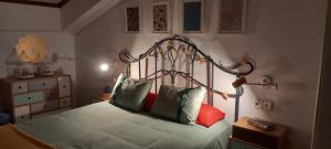 Schlafzimmer mit einem Bett mit einem Kopfteil aus Metall in der Unterkunft El capricho de Susana in Santillana del Mar