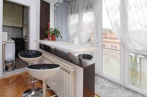 een keuken met twee wastafels en een groot raam bij Latin Apartment in Sarajevo