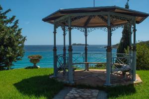 Fotografie z fotogalerie ubytování Dr Spyrou seafront villa v destinaci Petriaí + 24 fotografií