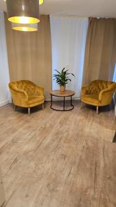 dos sofás y una mesa en una habitación en Jalda Apartments en Düsseldorf