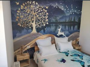 - une chambre avec un arbre et un lit avec des oreillers dans l'établissement Vila Dorna Royal, à Şarul Dornei