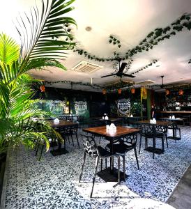 uma sala de jantar com mesas e cadeiras num restaurante em Hotel Cartagena DC em Cartagena das Índias