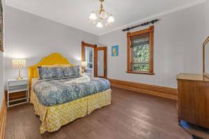 Un dormitorio con una cama y una cómoda y una ventana. en Hidden Oasis with Hot Tubs, & Starry Fire Pits, en Borden