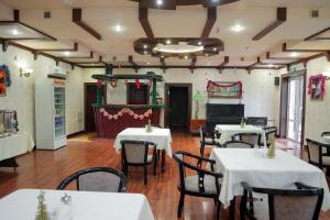 Televiisor ja/või meelelahutuskeskus majutusasutuses Hotel Grand Royal Jizzakh