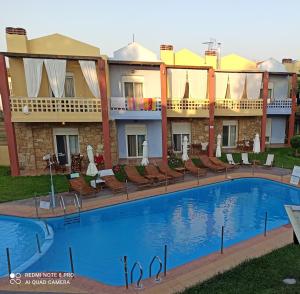 vista su un hotel con ampia piscina di Ydna Apartments a Possidi