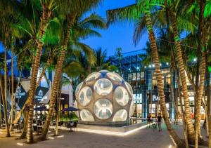 - un ballon de football devant un bâtiment planté de palmiers dans l'établissement Casa en Corazon de Miami Pequeña Habana, à Miami