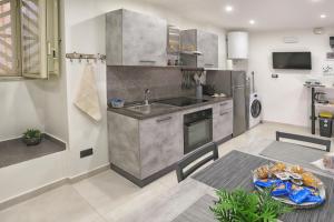 カターニアにあるVicolo 4 Apartmentのシンクとカウンタートップのあるキッチン