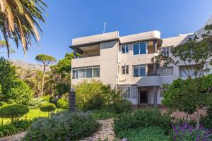een appartementencomplex met een tuin ervoor bij Contemporary central apt. Between beach and city. in Kaapstad