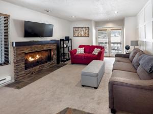 - un salon avec un canapé et une cheminée dans l'établissement Hidden Creek Pond Perfection, à Park City