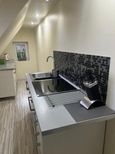 Kuchyňa alebo kuchynka v ubytovaní Apartamenty Stokrotka