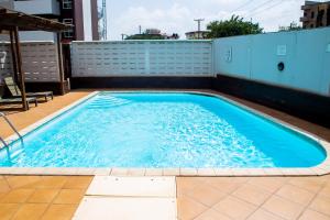 een zwembad op het dak van een gebouw bij Luxury Home 3bed in Accra