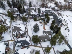 eine Luftansicht eines schneebedeckten Hauses in der Unterkunft Hidden Creek Pond Perfection in Park City