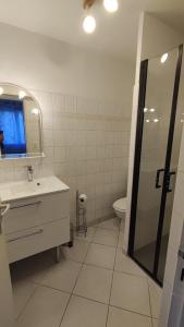 La salle de bains blanche est pourvue d'un lavabo et de toilettes. dans l'établissement A Lazuel Aubenas, à Aubenas
