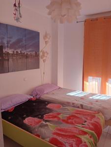 een slaapkamer met een bed met een vis erop bij Apartamento playas de Vera con vistas al mar in Vera