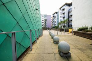 a row of stone balls on the side of a building at Beautiful and spacious 2-Bed Apartment in London in London