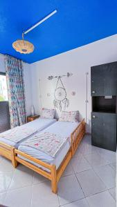 a bedroom with a bed and a blue ceiling at Happy Home Dream Surf in Imsouane