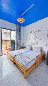 a bedroom with a bed with a blue ceiling at Happy Home Dream Surf in Imsouane