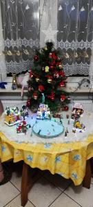 プシェジミエロボにあるWilla u MARIANEのテーブルの上に座るクリスマスツリー