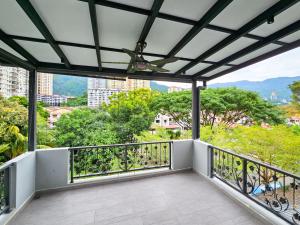 Balkón nebo terasa v ubytování [KekLokSi] Luxurious Semi-D by NGN